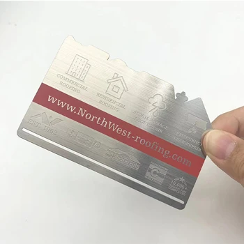 Потребителски продукт, метална кредитна карта с лазерно гравирани от неръждаема стомана, визитна картичка от матово сребрист метал с логото на поръчка.